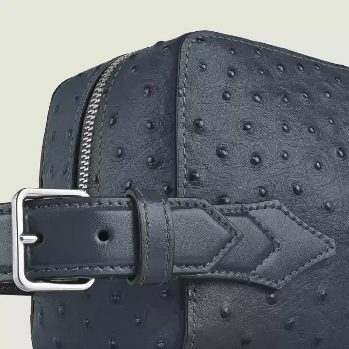 Kosmetiktasche aus Straußenleder mit Prägung