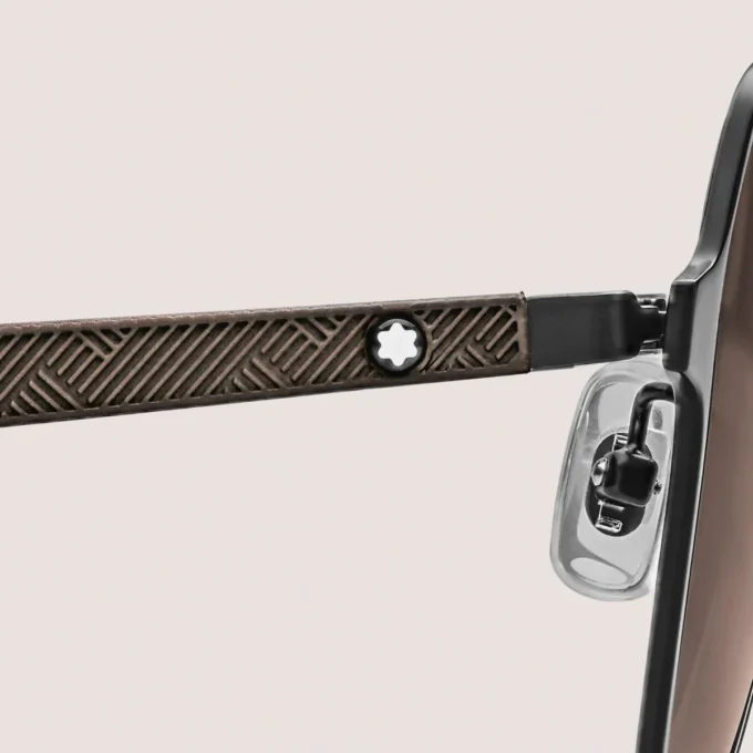 Quadratische Sonnenbrille mit schwarzem Metallrahmen