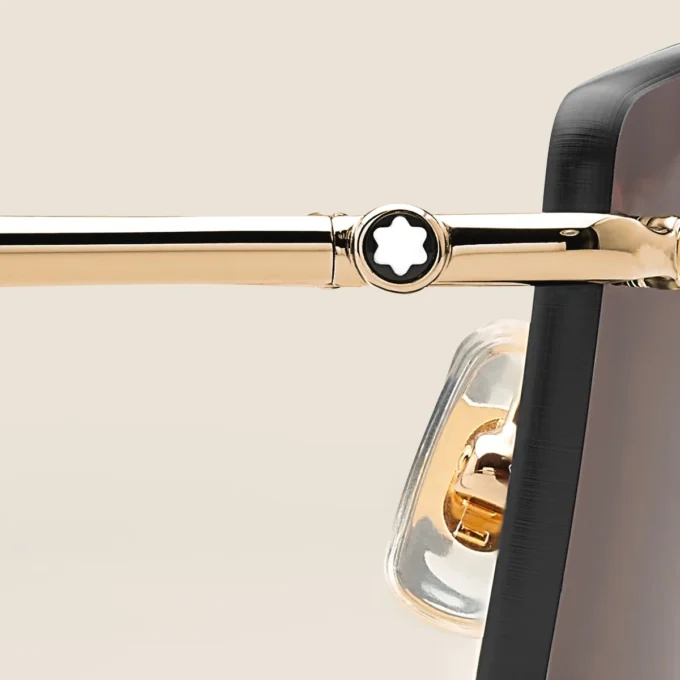 Rechteckige Sonnenbrille mit goldfarbenem Metallrahmen