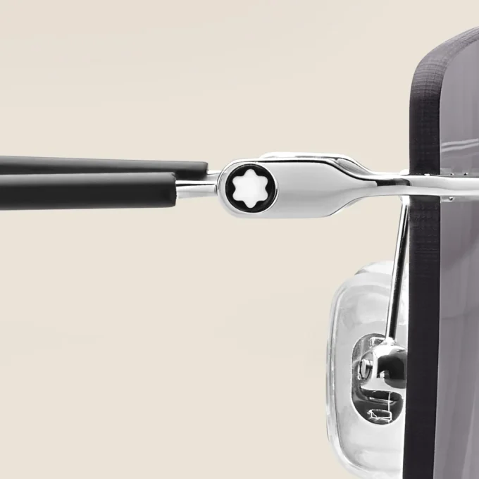 Rechteckige Sonnenbrille mit silberfarbenem Metallrahmen