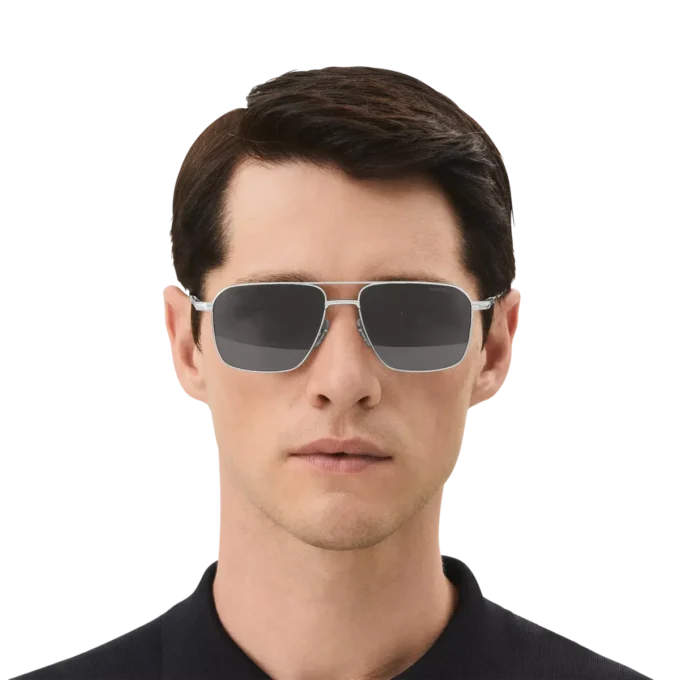 Rechteckige Sonnenbrille mit silberfarbenem Metallrahmen